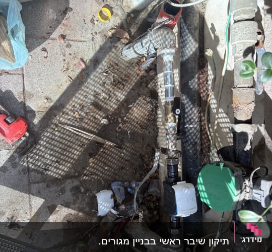 צנרת ותשתיות מים בחוץ עם ברזים וצינורות